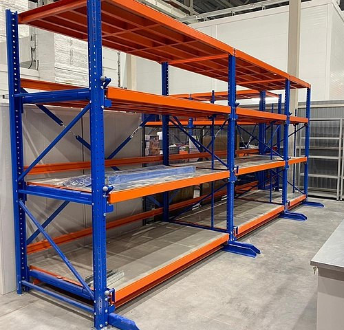 Промышленный стеллаж с выкатными полками в производственном цехе