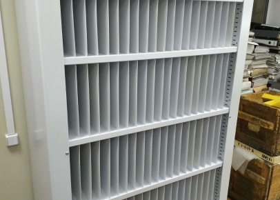 Стеллаж с ячейками для корреспонденции