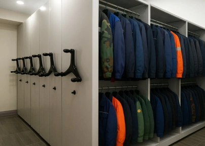 Передвижные стеллажи для склада спецодежды и СИЗ