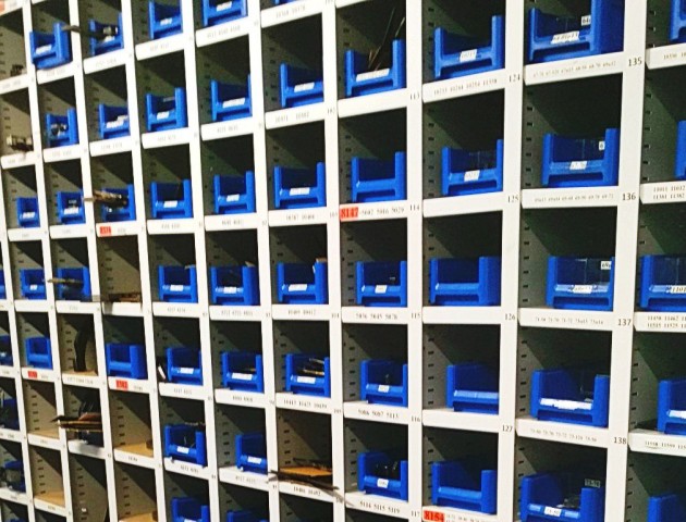 Стеллажи с ячейками и пластиковыми ящиками