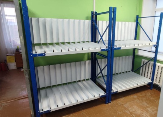 Стеллажи с гребенкой под картины