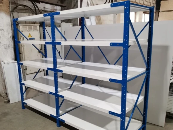 Стеллажи окрашенные в белый и синий цвет