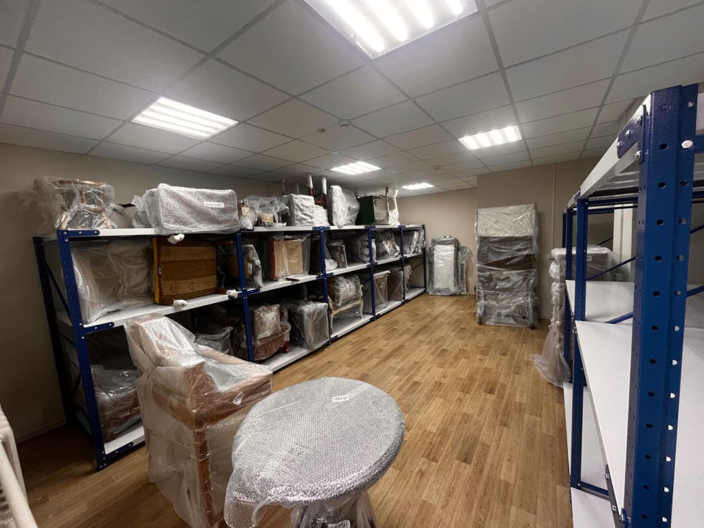 Среднегрузовые стеллажи в хранилище музея