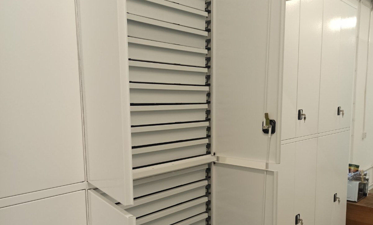 Распашные двери на стеллаж